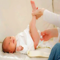 Vermeiden Sie die falsche Handlung, die Windeln des Babys zu wechseln (3)